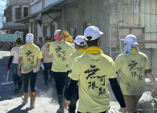 老井黃色小小兵暫時收隊一鞠躬！